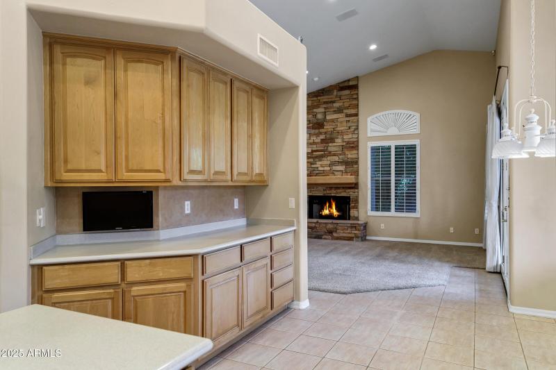 3819 E Ivyglen St-20