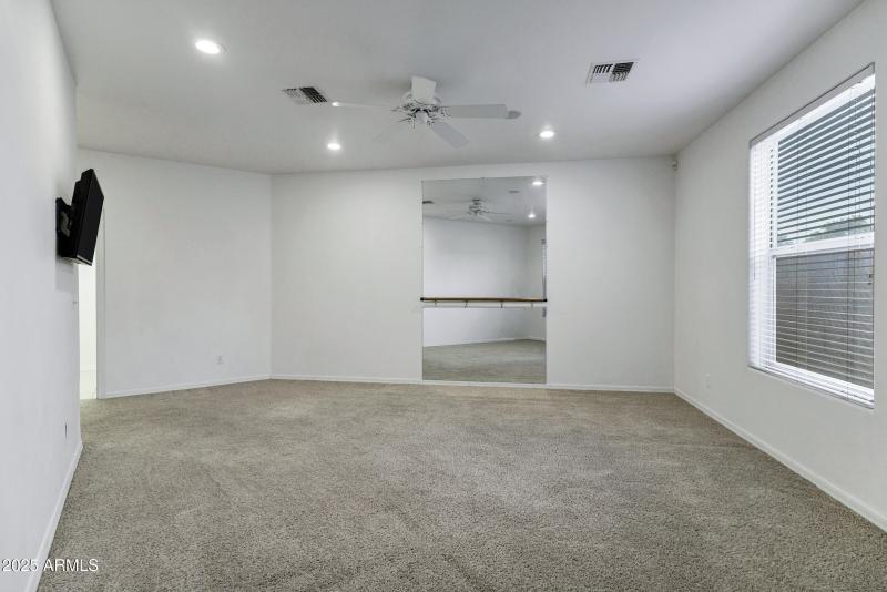 3819 E Ivyglen St-28