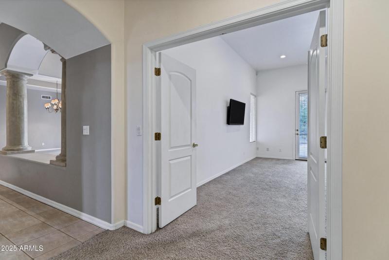 3819 E Ivyglen St-37