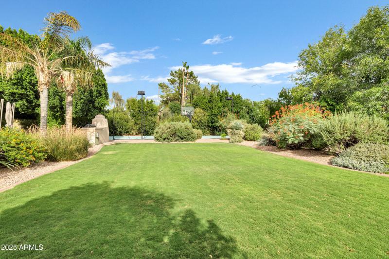 3819 E Ivyglen St-63