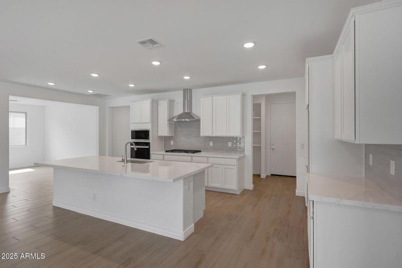 1025_Crimson_14786_Kitchen+(3)