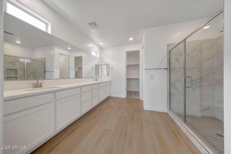 1025_Crimson_14786_OwnersBath