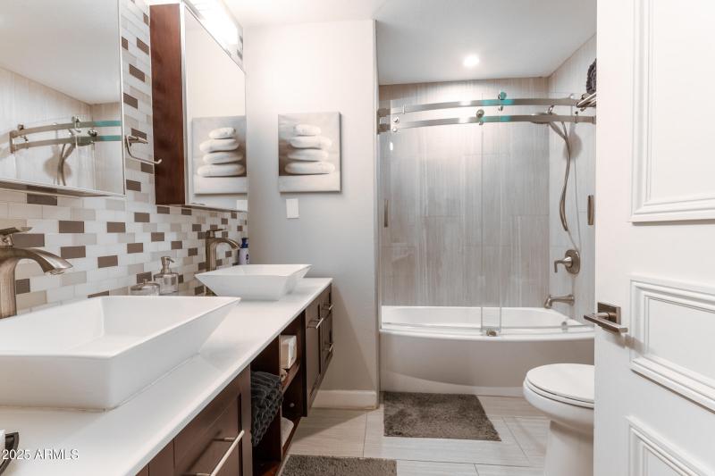 DownstairsBathroom02