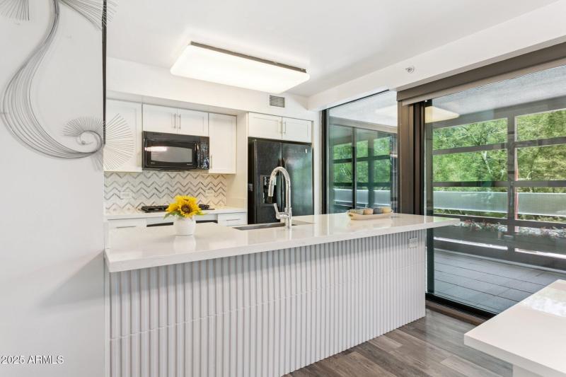 6-web-or-mls-4808-n-24th-st-unit-208