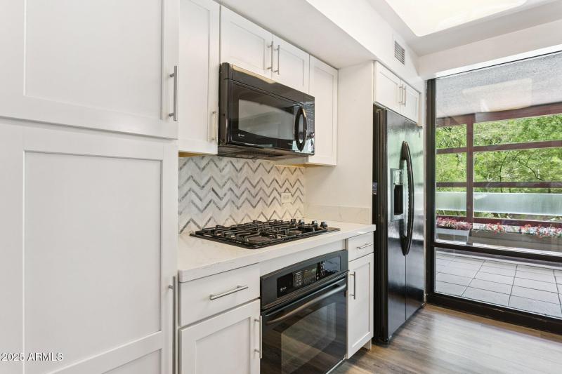 7-web-or-mls-4808-n-24th-st-unit-208