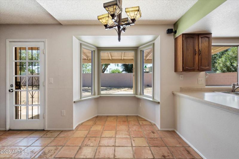 Bay Window w/Breakfast Nook