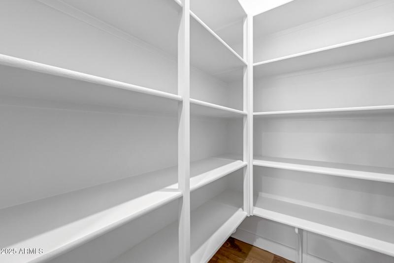 26)PANTRY