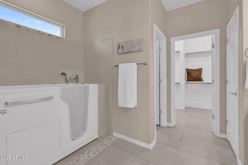 Therapeutic walk in tub