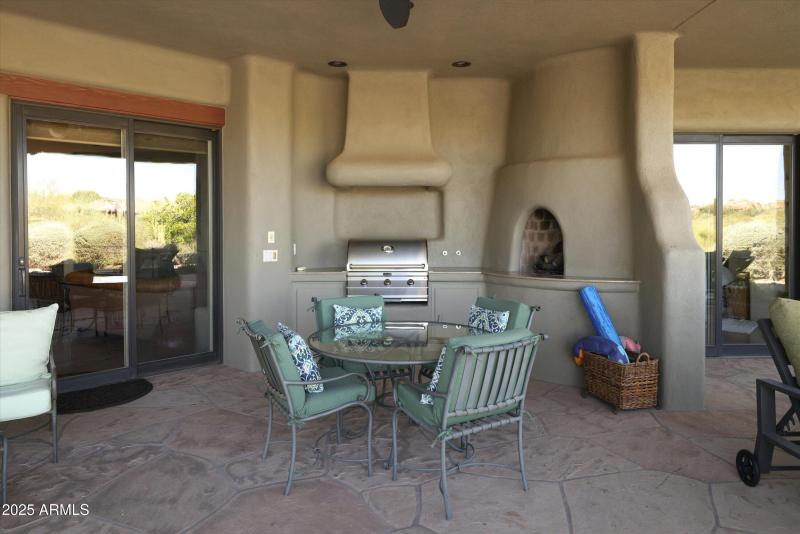 Dining / BBQ / Fireplace