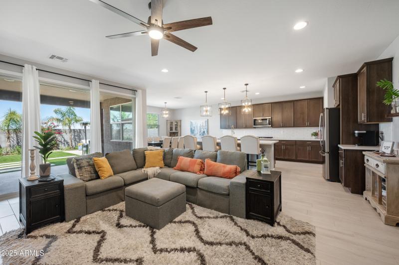 4 - 37082 N Rhinelander great room