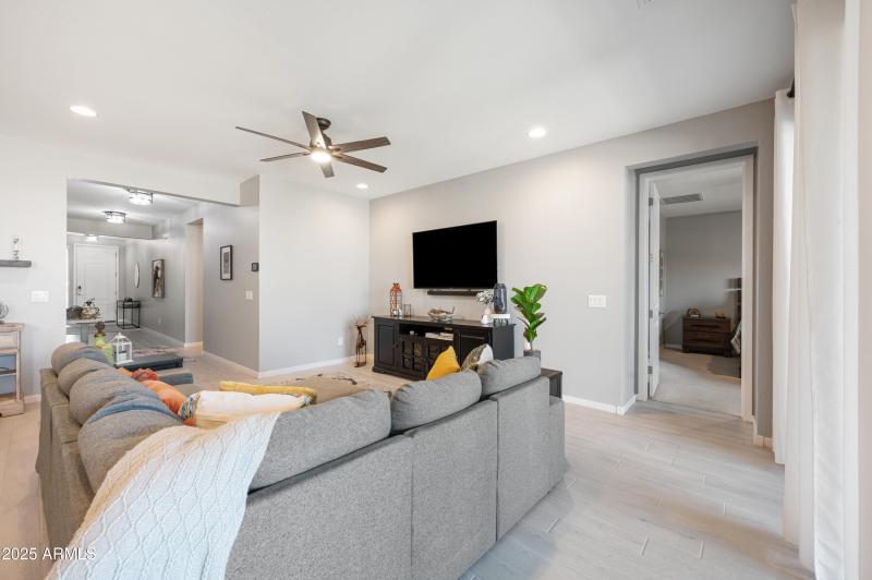 6 -37082 N Rhinelander Great room