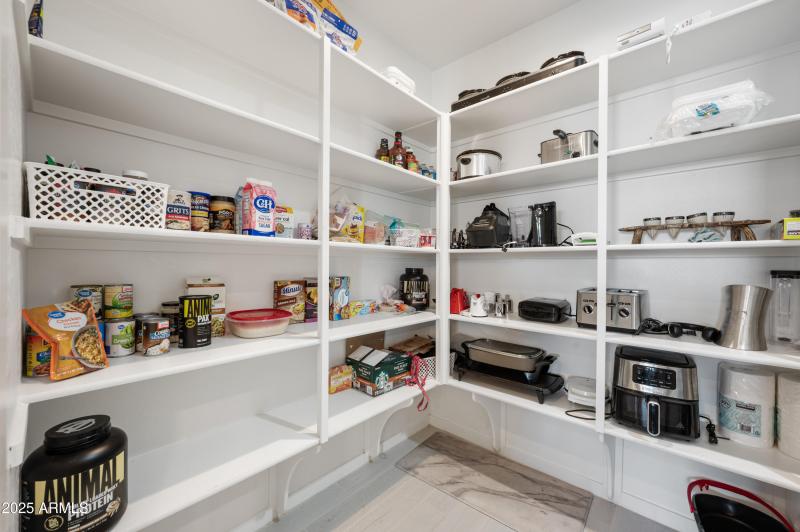 12-37082 N Rhinelander MASSIVE walk in P