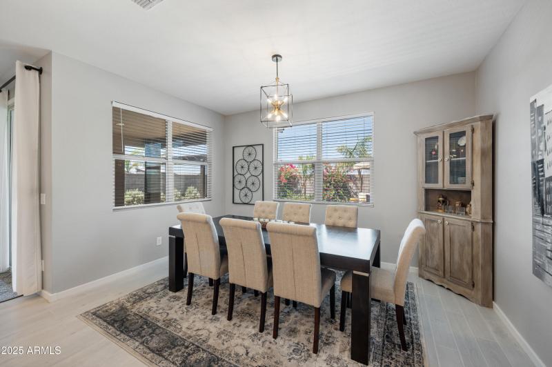 13-37082 N Rhinelander Eat in kitchen