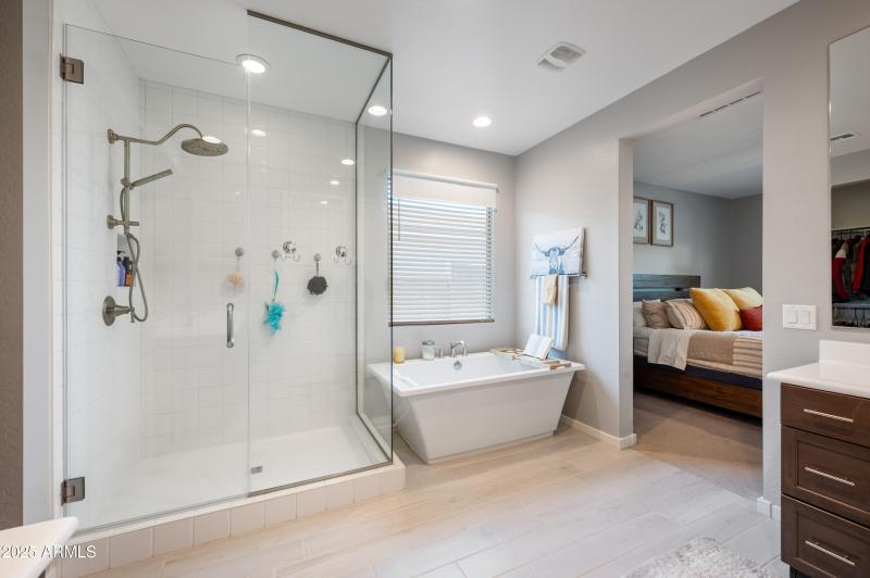 18-37082 N Rhinelander Master Bath