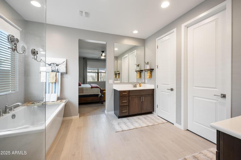 19-37082 N Rhinelander Master Bath