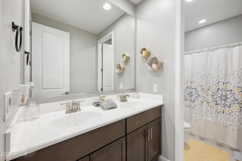 28-37082 N Rhinelander Secondary Bath