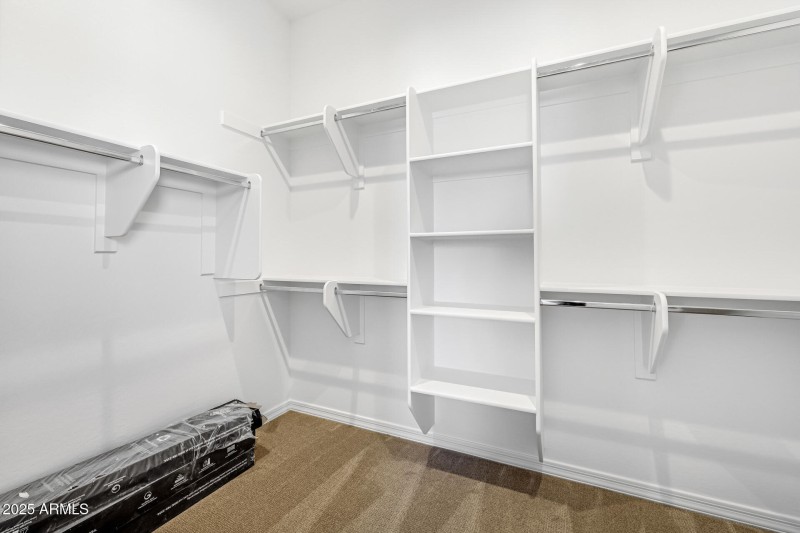 27)MASTER CLOSET