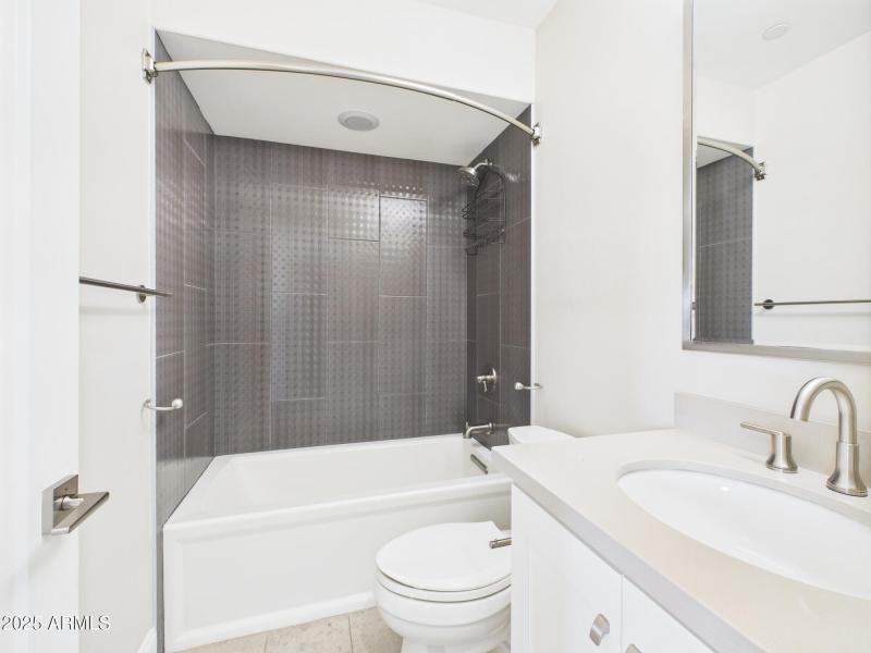 CAM02404G0-PR0130-STILL001