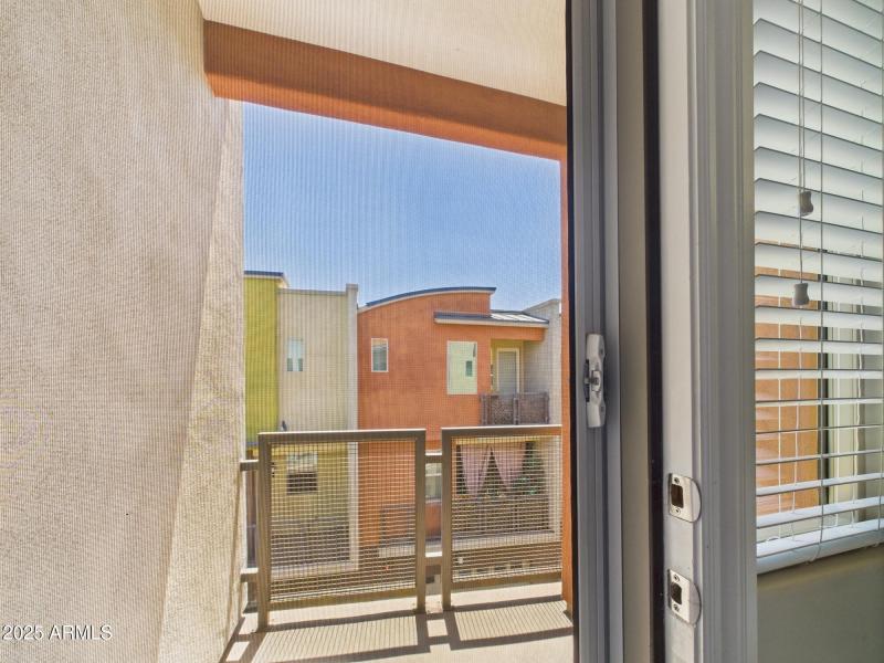 CAM02404G0-PR0130-STILL014