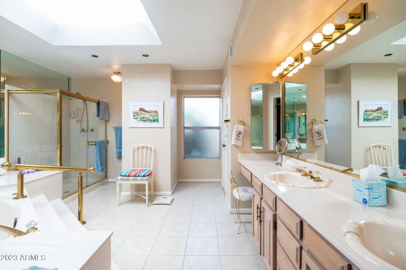 7270 E Loma Ln Master Vanities