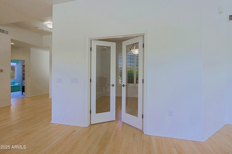 Den 1 Entrance