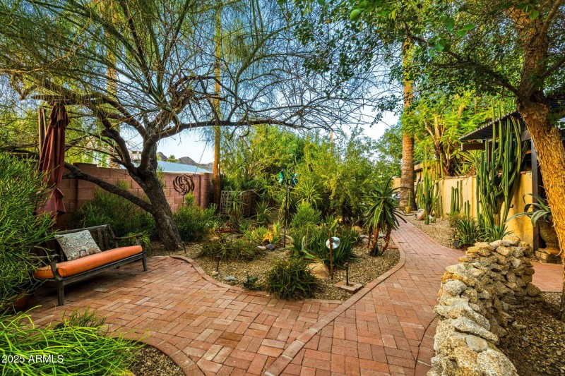 030_1522 E Northern Ave