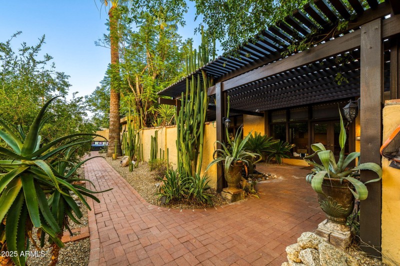 031_1522 E Northern Ave