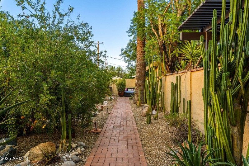 032_1522 E Northern Ave