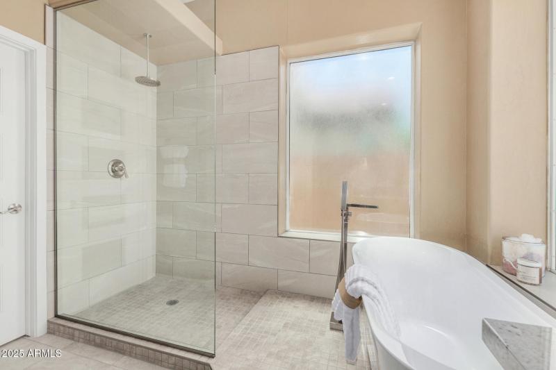 Soaker Tub w/Stand Filler