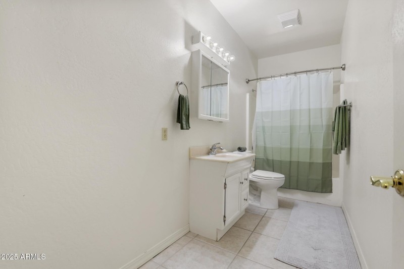 Guest Bathroom 2 - Downstairs