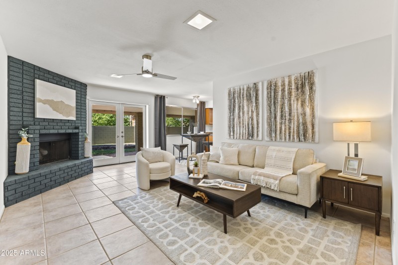 3740 E Mercer Ln-11