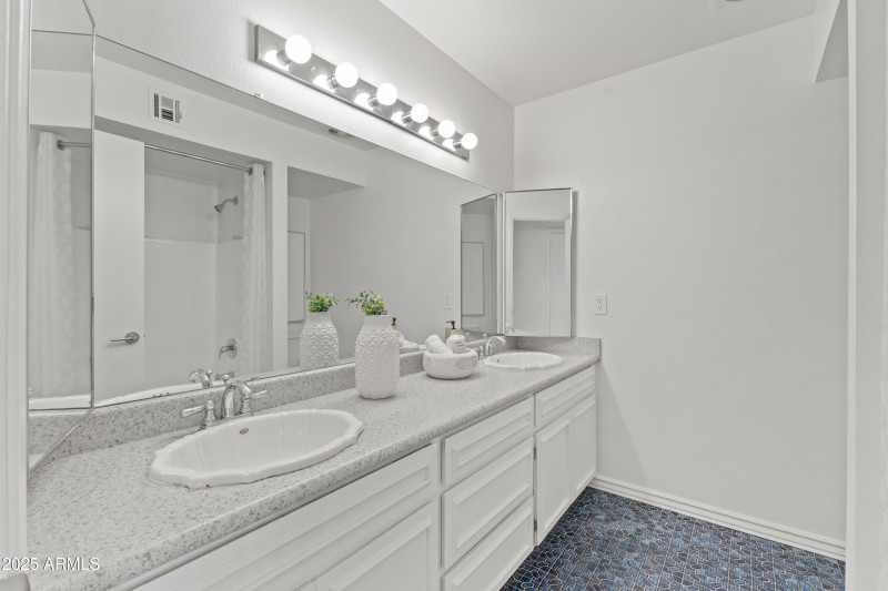 3740 E Mercer Ln-28