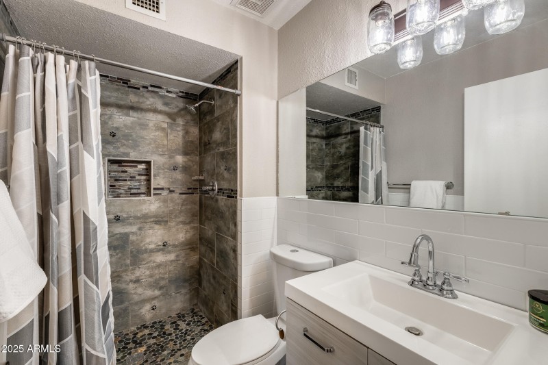 Primary Bath w Tile Surround Shower