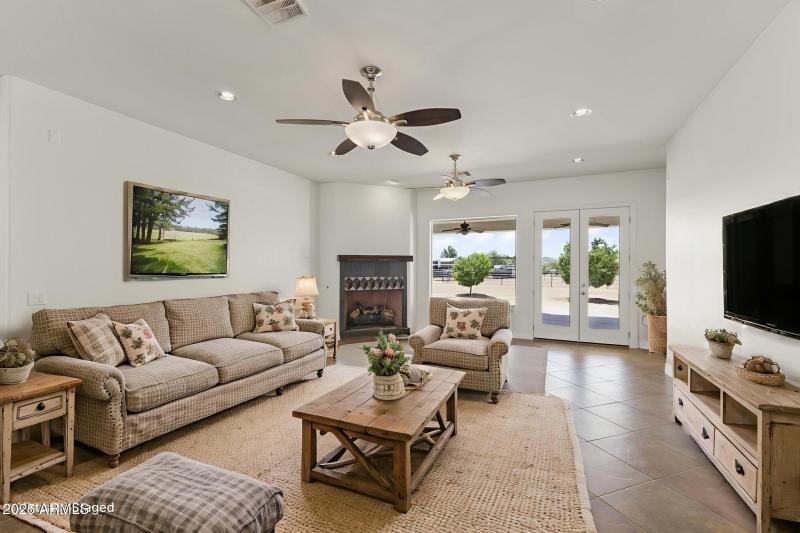 8-5081-Living-Room-Farmhouse