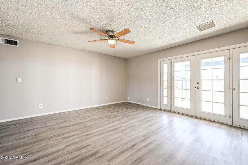 006-photo-dining-room-14680081