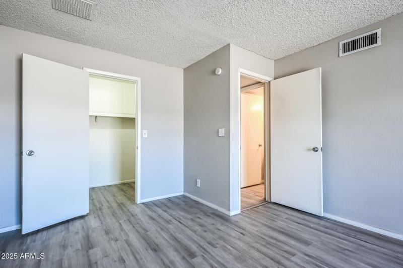 017-photo-bedroom-14680075