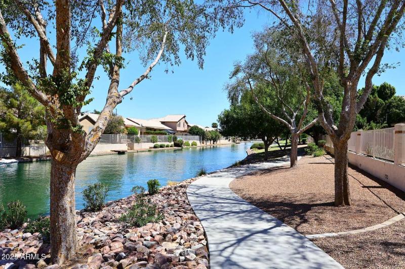 Lago Estancia-Community Walking Paths
