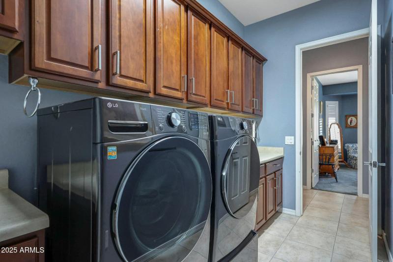 Laundry room w/cabs