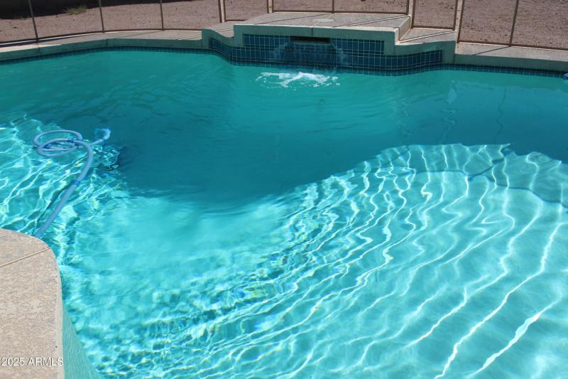 Sparkling Diving Pool with Water Feature