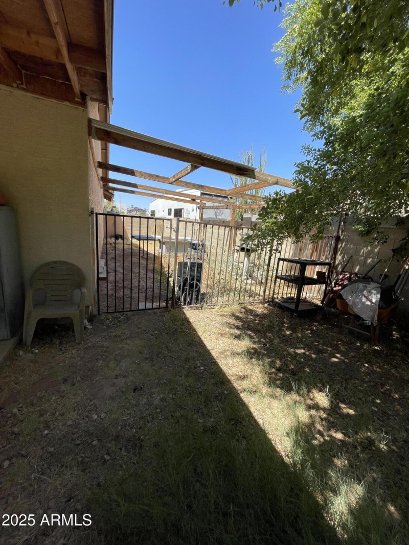 sideyard_8717WWilshire