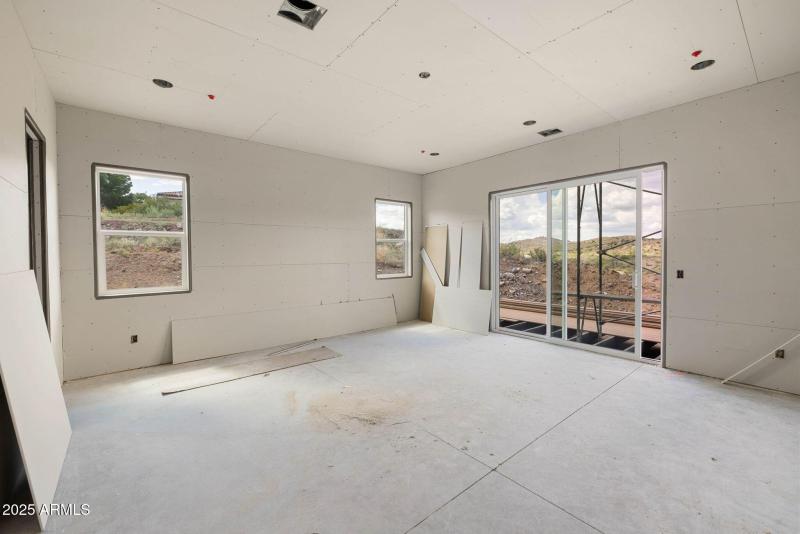 5-Primary Bedroom (1)