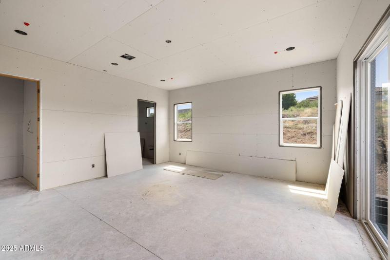 6-Primary Bedroom (2)