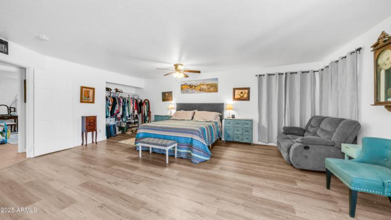 SUPER LARGE PRIMARY ROOM