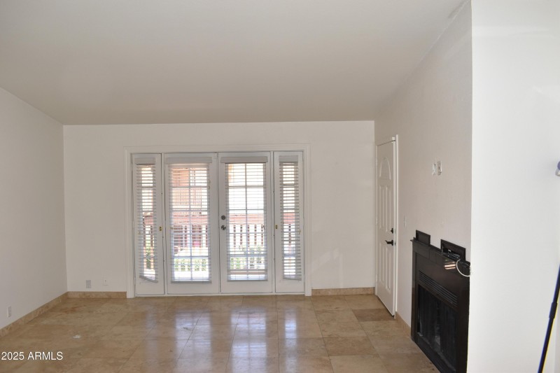 2029 MOON MTN LIVING RM, TRAVERTINE FLOO