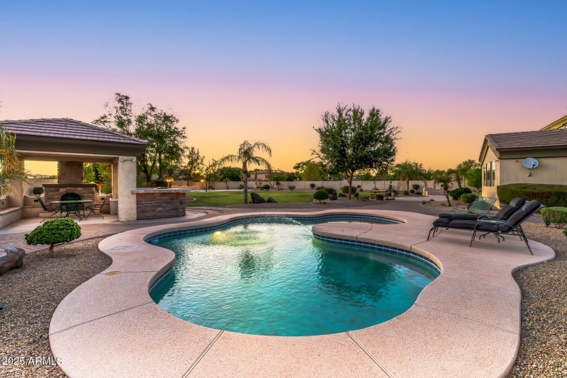 5312 N Sierra Hermosa