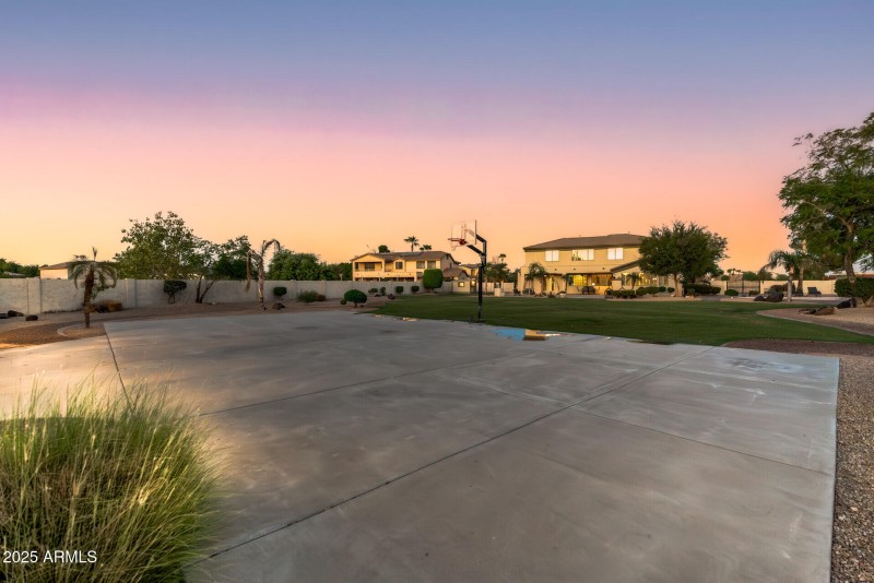 5312 N Sierra Hermosa