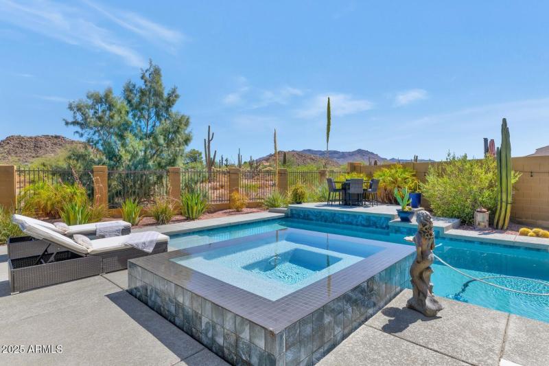 2352 N Estates Cir-large-033-039-2352 N