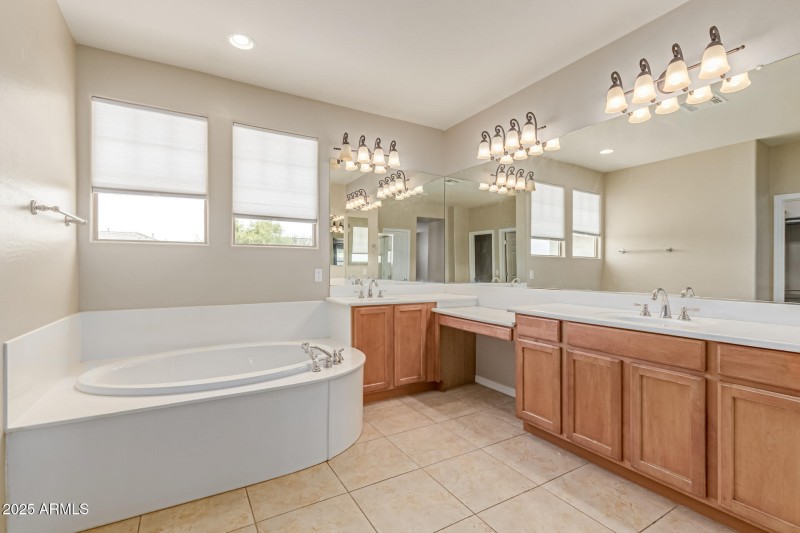 Primary en suite bathroom