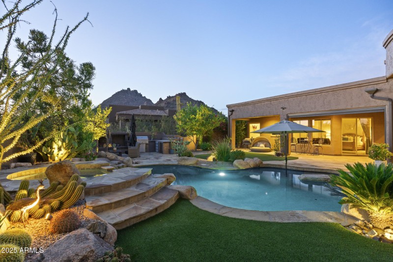 Visually stunnig resort yard