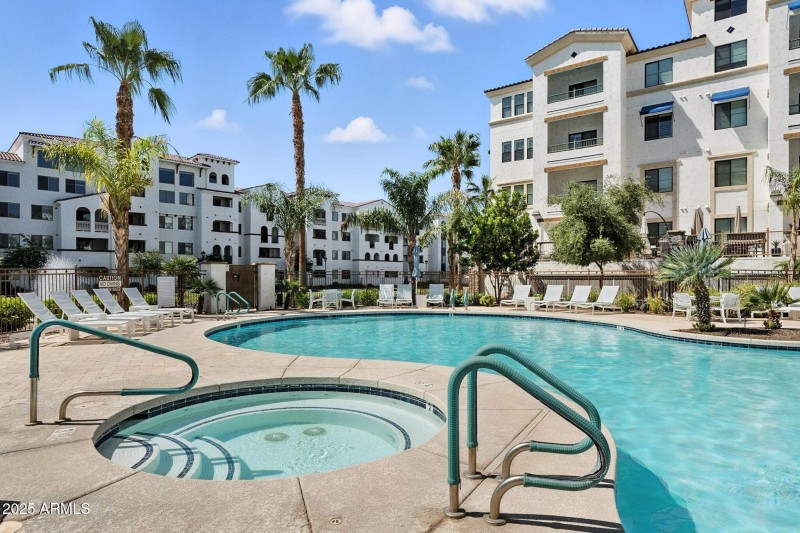 Community Pool w/Spa